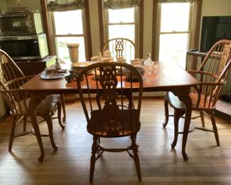 Amish Showcase oak table and chairs Cabriole feet