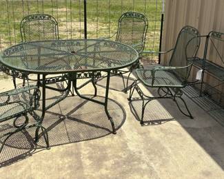 Lot 178- Green Wrought Iron Patio Furniture Set