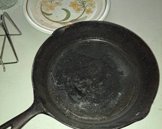 Cast iron frying pan