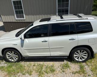 Toyota has 207k miles, got it started yesterday & drove it, but it needs the a/c looked at & detailed (it was daughters college vehicle), plus some cosmetic repairs.
Has title $4000 OBO