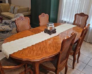 Dining Room Table & Chairs