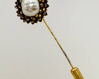 An unsigned Miriam Haskell gold-tone Faux Pearl flower stick pin brooch
