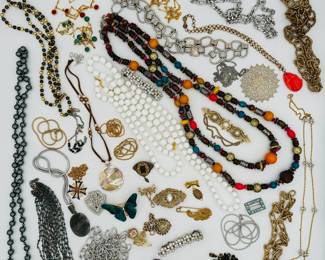 Hundreds of gorgeous antique beaded necklaces in glass, stone, lucite, wood, enamel, faux pearls, crystal, and more! All colors, styles, lengths that you might be looking for - you'll find it at this sale.