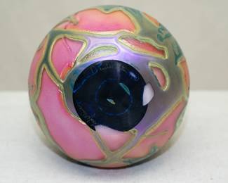 Another view of the signed 'Coral Leaf & Vine' art glass vase by Illinois artist Daniel Lotton, dated 1990