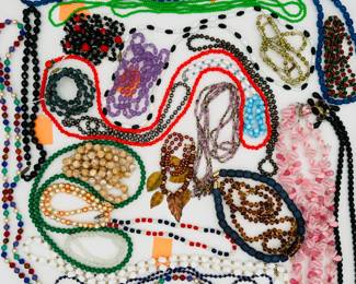 Hundreds of gorgeous vintage and antique beaded necklaces in glass, stone, lucite, faux pearls, and more!