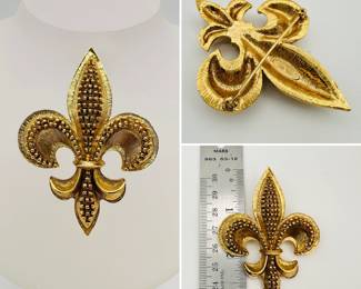 A vintage signed Oscar de la Renta gold plated Fleur Des Lis pin/brooch