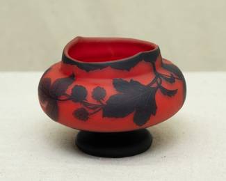 1920s cameo art glass footed vase, compressed globular form with glowing mandarin red with black overlay of carved leaves and blossoms floral design. Signed Richard, which was made by Loetz Art Glass for the Edmond Etling boutique in Paris.