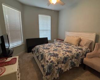 white wash queen-size bedroom set