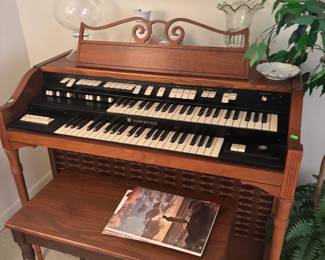 Beautiful vintage Organ, still plays great!