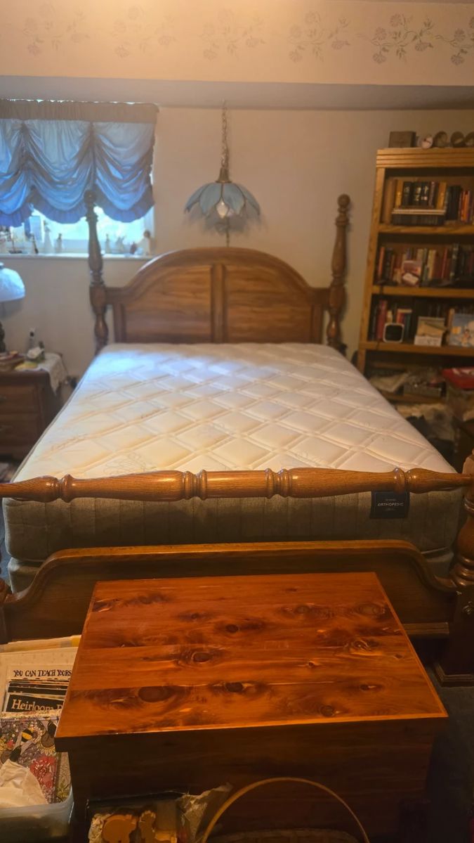 QUEEN SIZE 4 POSTER BED