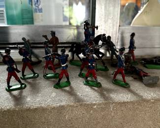VINTAGE TIN SOILDERS II
