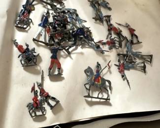 VINTAGE TIN SOILDERS