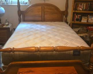 QUEEN SIZE 4 POSTER BED