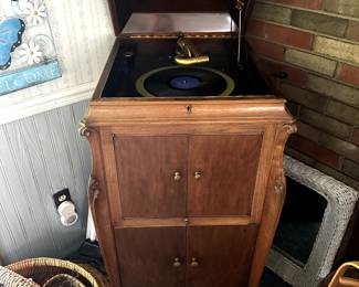 VICTROLA TOP OPEN