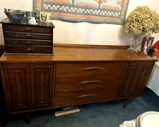 FURNITURE BUFFETT II