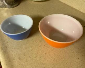 very clean Pyrex bowls