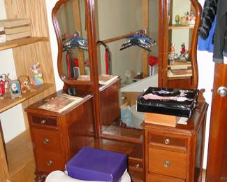 Vintage Vanity, Vanity chair