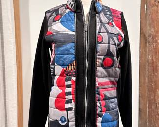 Kalisson slim fit colorful jacket with black sleeves, zip front; size M