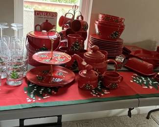 18 Christmas Dinnerware
