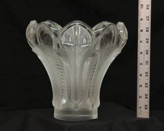 Esna vase by Lalique France. A lovely French art glass design made by Marie-Claude Lalique in 1985 to commemorate the 125th anniversary of her grandfather Rène Lalique's birth.