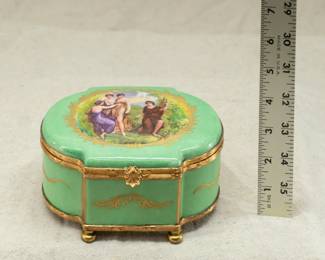 Another view of the antique French porcelain enameled and gilt hinged lidded box