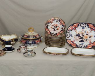 Various pieces of English Imari porcelains including Chamberlain Worcester, Minton, Coalport, and Royal Crown Derby