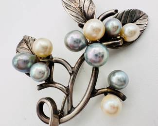 Closeup of the brooch from the Ming's Honolulu demi parure cultured pearl and sterling silver brooch and earrings set