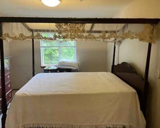 Queen Size Solid Wood Canopy Bed Frame With Hobnail Chenille Spread