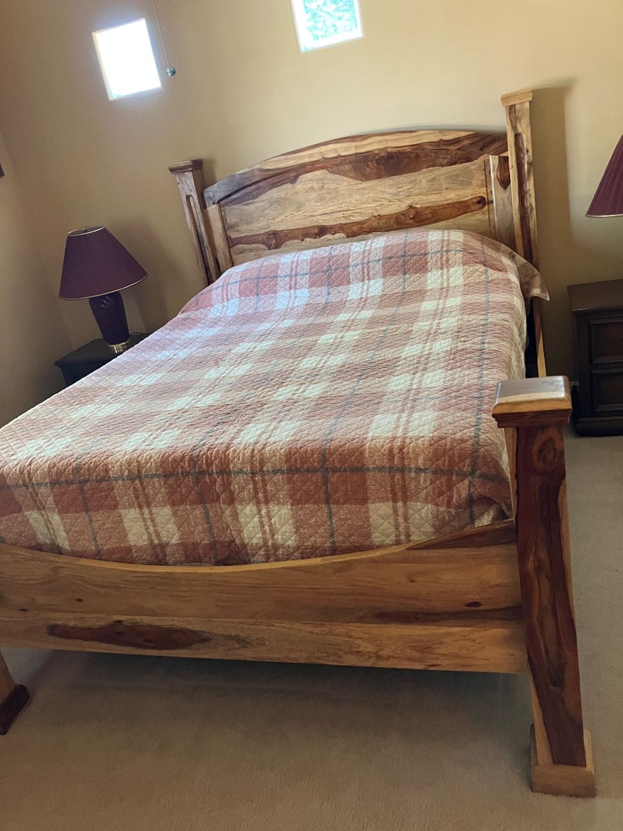 Beautiful Queen bed!!