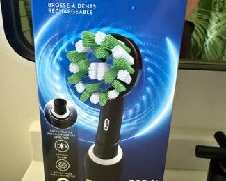 Oral B Electric Toothbrush- new in box