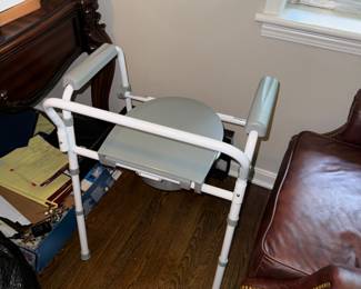 Portable commode
