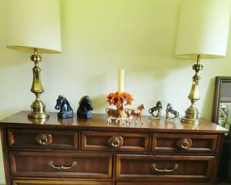 dresser/lamp/lamps