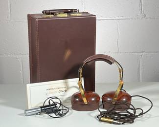 (1pc) Vintage David Clark Earphones | In original case
- h. 6 x w. 9 x l. 12 mm