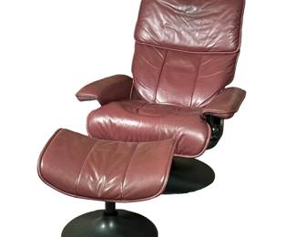 VINTAGE J.E. EKORNES 'STRESSLESS' RECLINING ARMCHAIR, NORWAY | Brown leather reclining armchair with matching ottoman, great condition with a Saarinen style base - h. 41 x w. 33 x d. 24 in