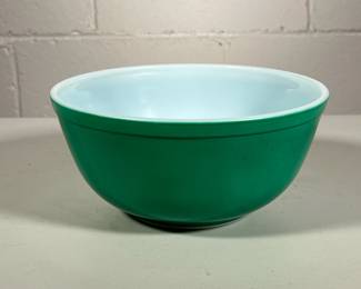 Vintage Pyrex Bowl | Green glass ovenware bowl.
Dimensions: h. 4 x dia. 8.5 in