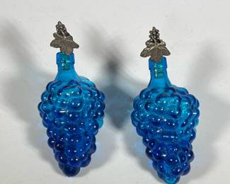 (2pc) PAIR GLASS GRAPE CLUSTER DECANTERS |
Pair of blue glass grape cluster form decanters with cork stopper - h. 3 x w. 3.5 x l. 7.5 in