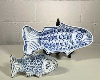 (2pc) FISH PLATTERS | Pair fish platter, larger in marked on bottom - h. 3 x w. 7.5 x l. 16 in (larger)