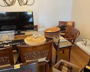 Table & 6 Chairs/TV