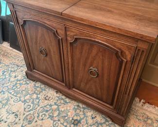 MCM cabinet, top extends