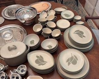 Winfield Potters Avocado ware dining set, service for 6 with 80 pieces total