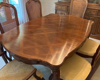 Incredible Thomasville Dining Table with 6 Chairs and Custom Table Pad