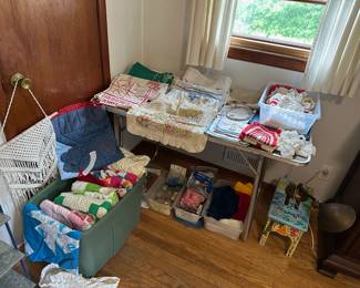 Vintage Linens - Quilts, Table Cloths, Aprons, Doilies