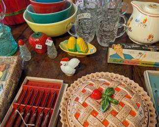 Pyrex primary bowl set-Sold