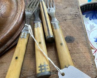 Early bone handle 