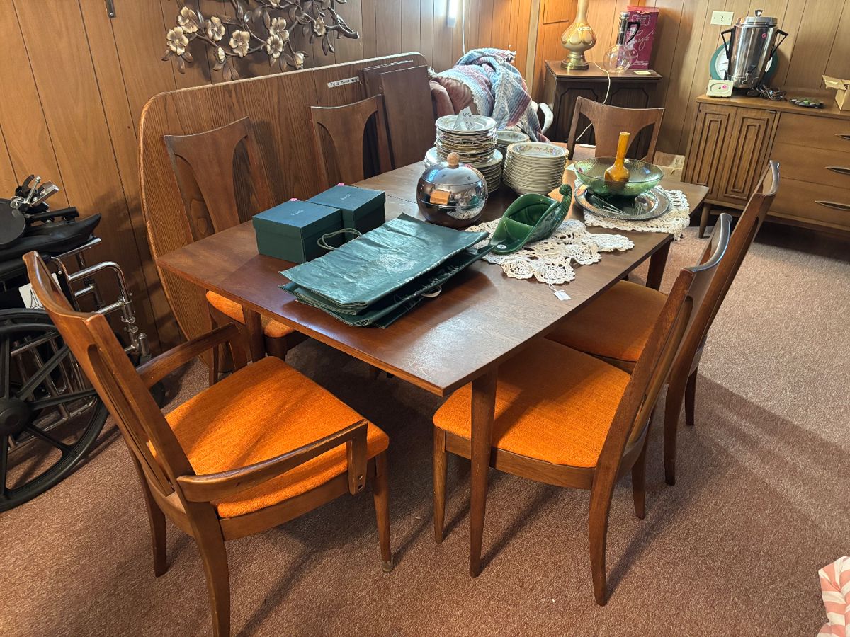 Broyhill vintage Mcm dining table and chairs ..chairs have just been reupholstered with vintage fabric! 