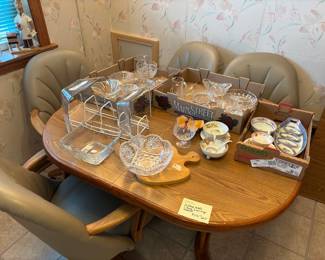 Oak kitchen table and 6 comfortable rolling chairs
