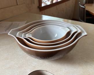 Brown nesting bowls Pyrex