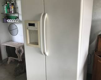 GE side by side refrig/freezer
