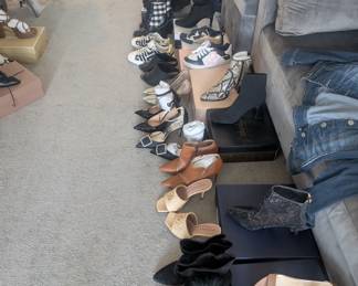 Shoes boots
Sizes 9.5
Some size 10