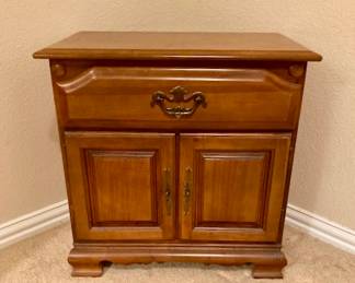 arly American Style Set. 9 Drawer Dresser w/Mirror/Nightstand and Queen Headboard/Foot with Frame.